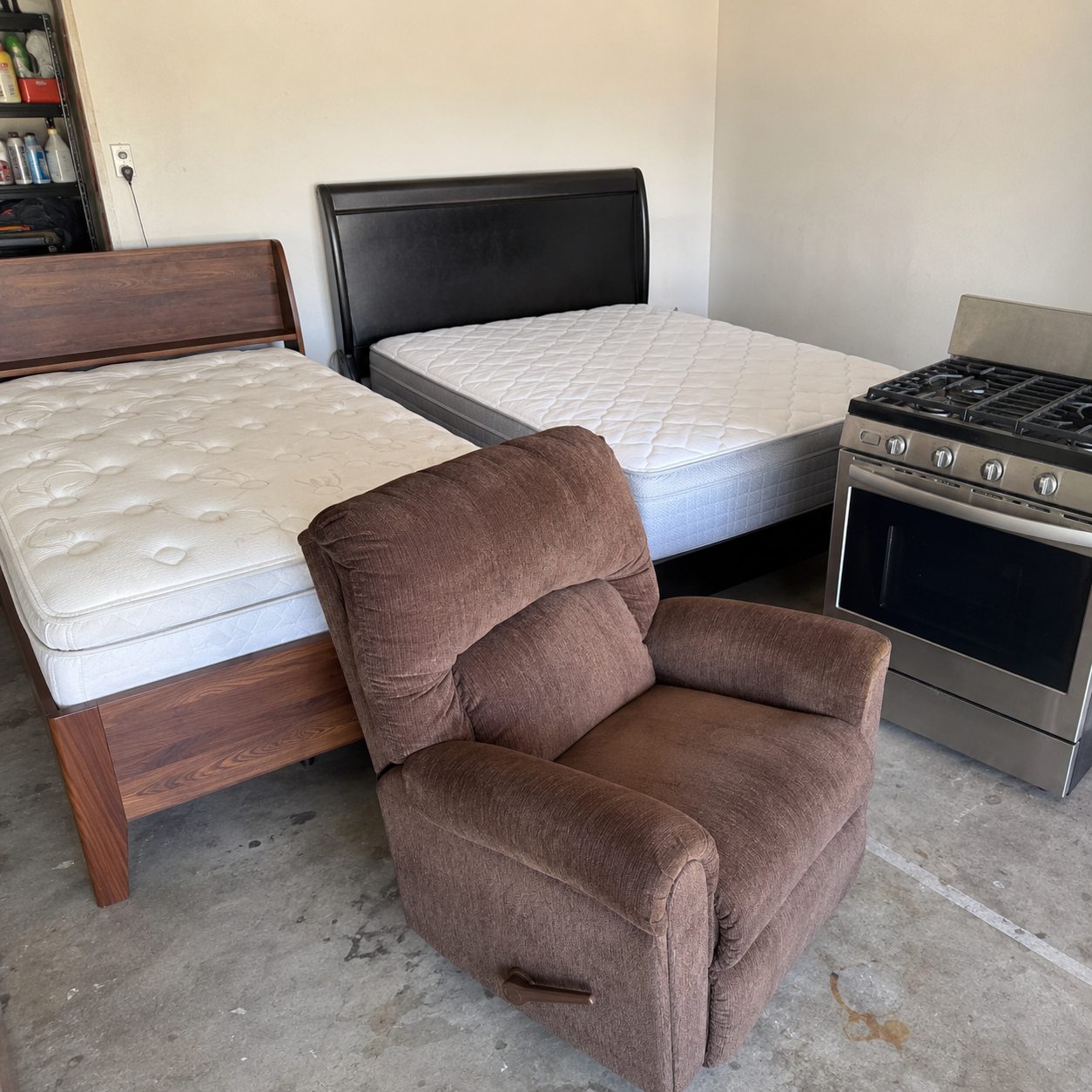 2 beds, recliner & gas range